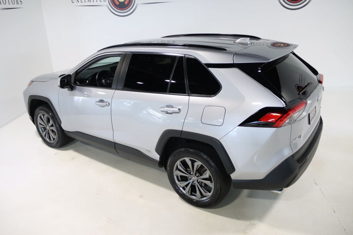 Used 2022 Toyota RAV4 XLE Premium AWD/4WD image 5
