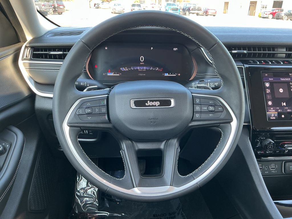 Certified 2023 Jeep Grand Cherokee Laredo AWD/4WD image 15