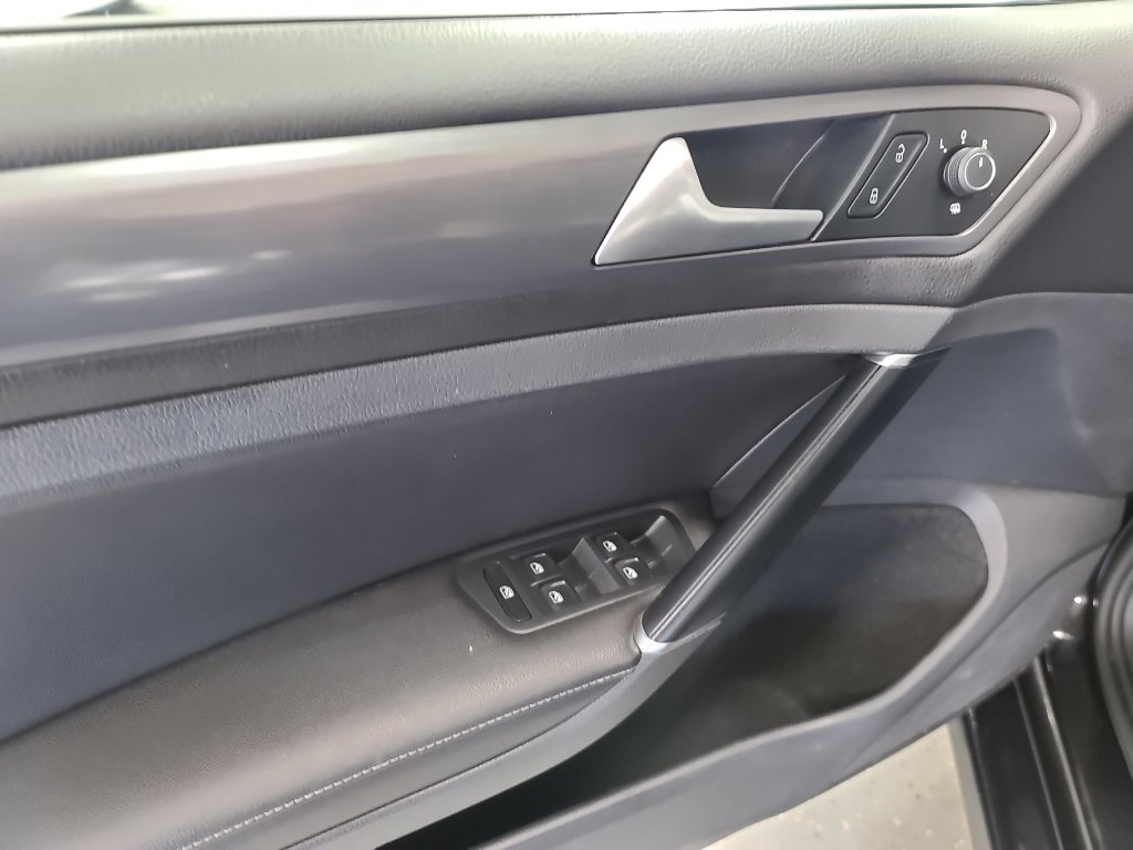 Used 2018 Volkswagen Golf SE image 7