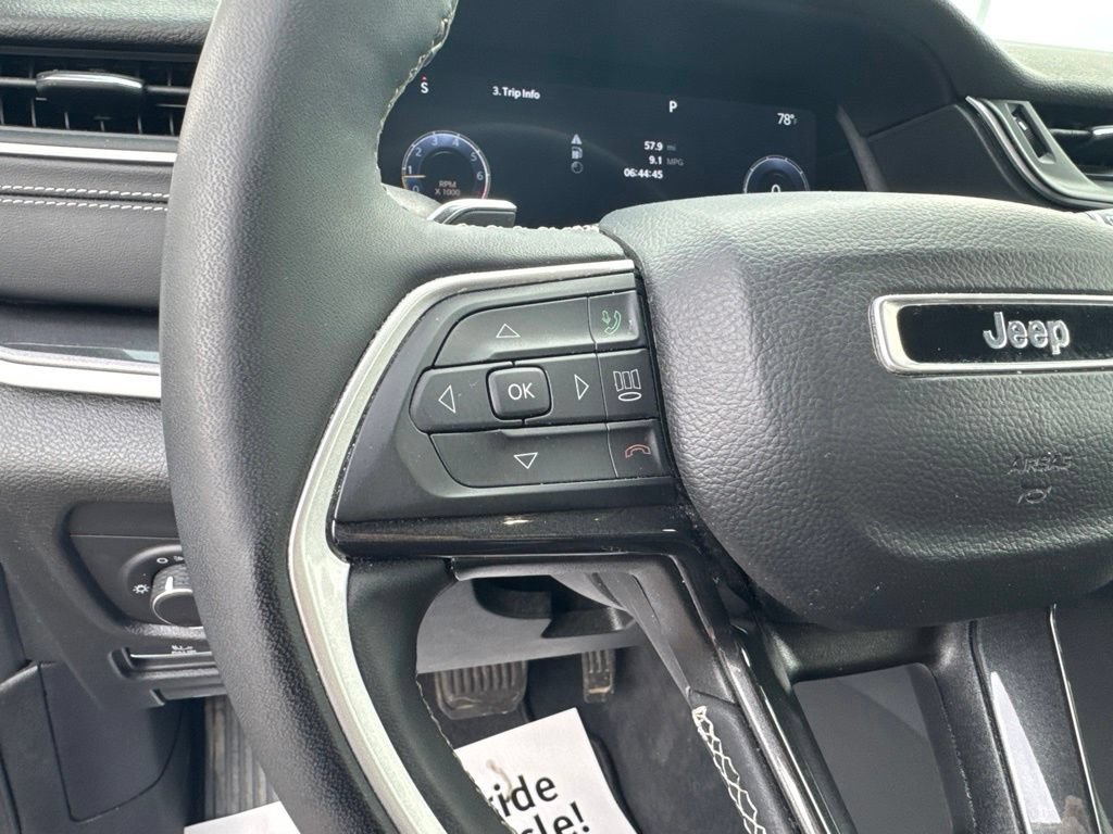 Used 2023 Jeep Grand Cherokee Laredo w/ Luxury Tech Group I AWD/4WD image 16