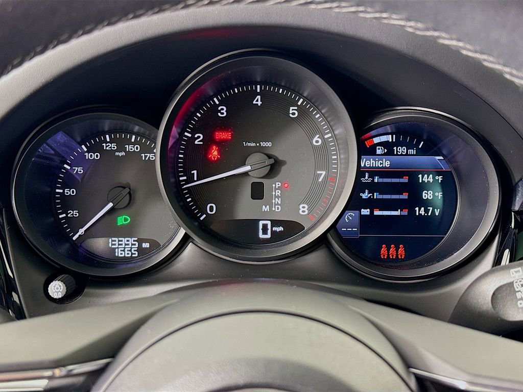 Certified 2025 Porsche Macan image 17