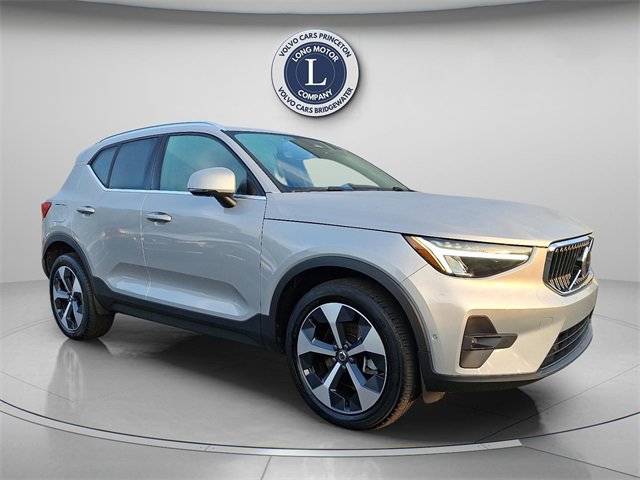 Certified 2025 Volvo XC40 B5 Plus AWD/4WD image 1