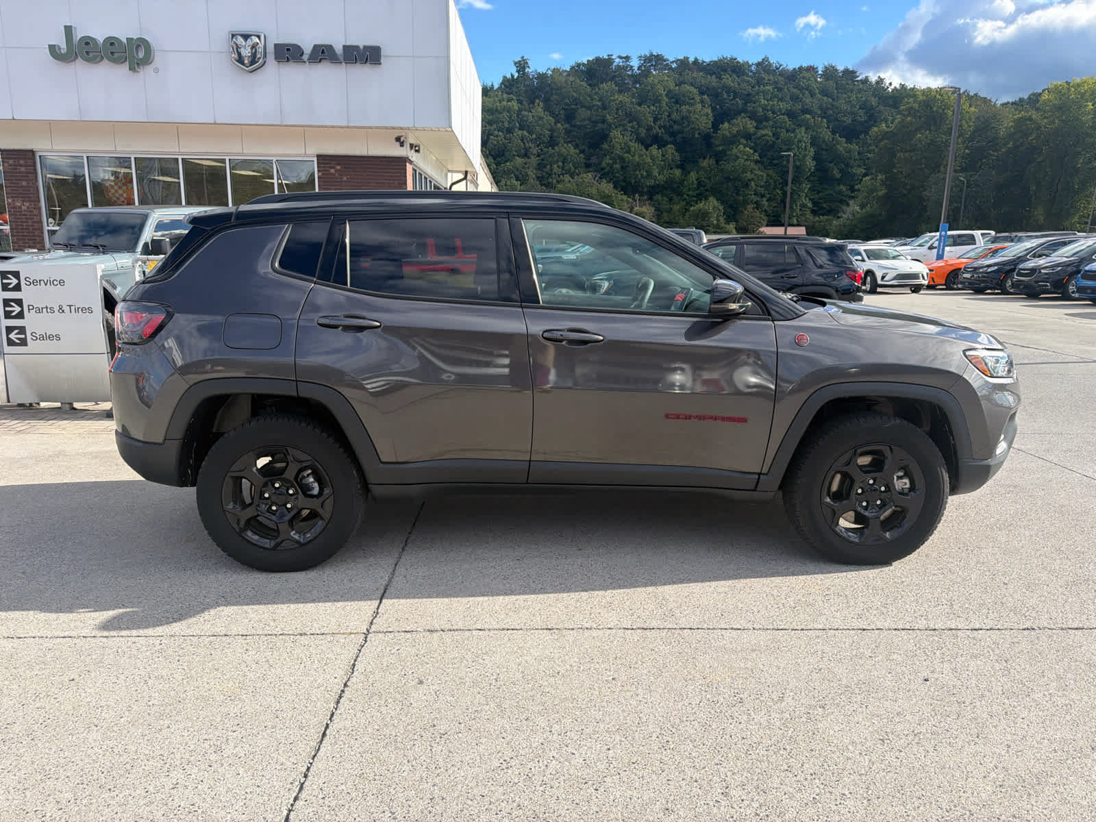 Used 2024 Jeep Compass Trailhawk w/ Trailhawk Elite Group AWD/4WD image 5
