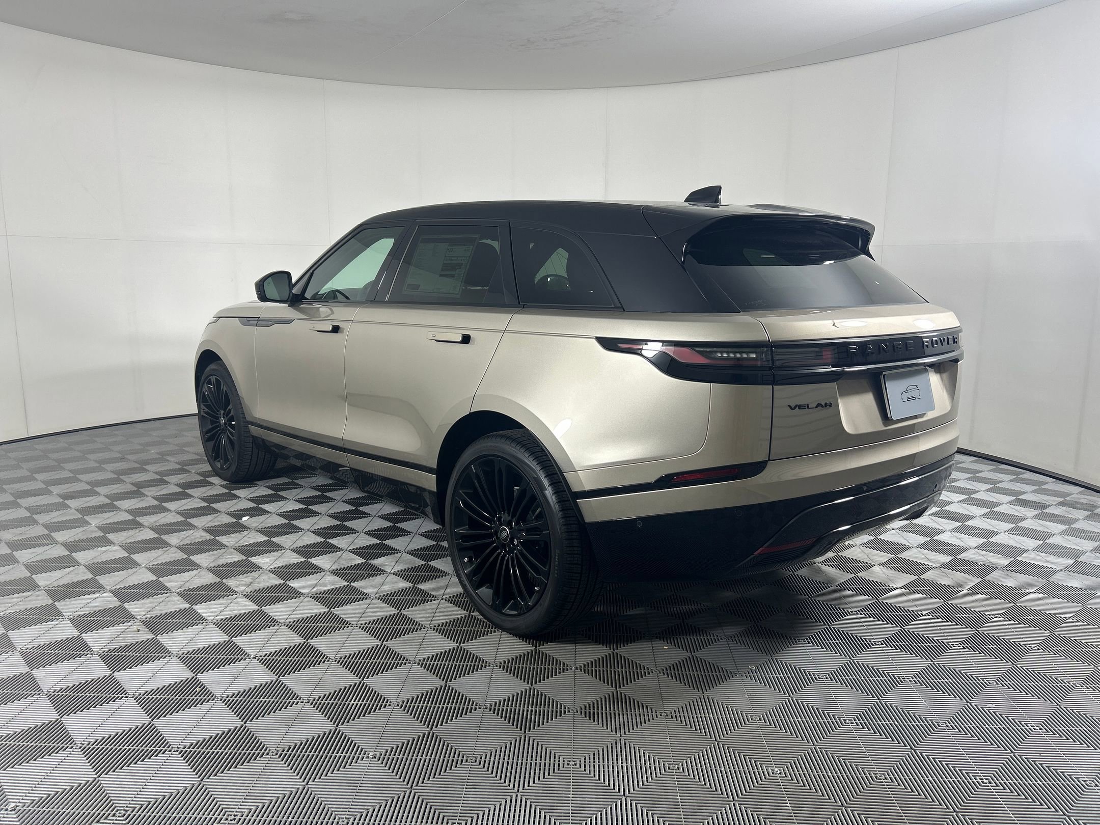 New 2026 Land Rover Range Rover Velar Dynamic SE image 3
