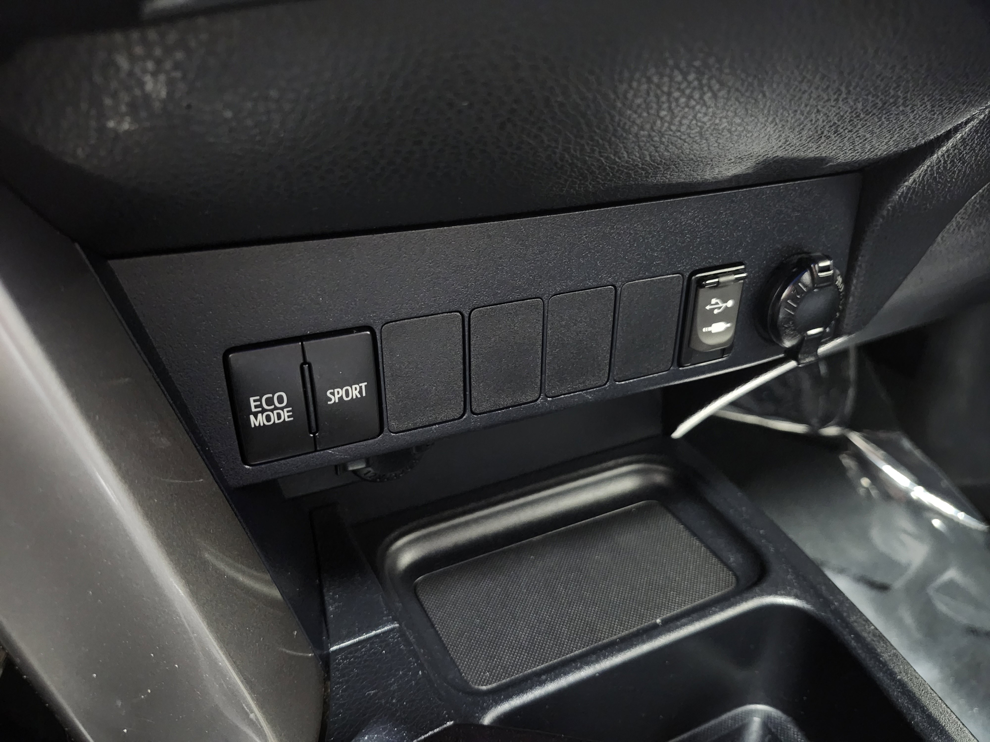 Used 2018 Toyota RAV4 XLE w/ Plus Extra Value Package image 9