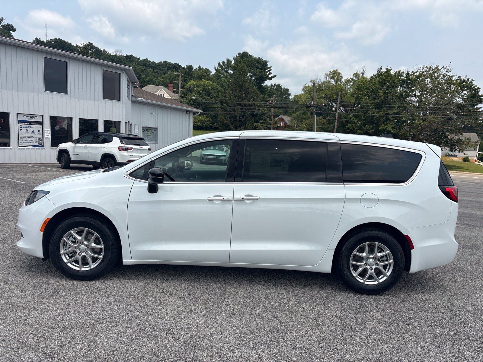 New 2027 Chrysler Pacifica LX FWD image 2