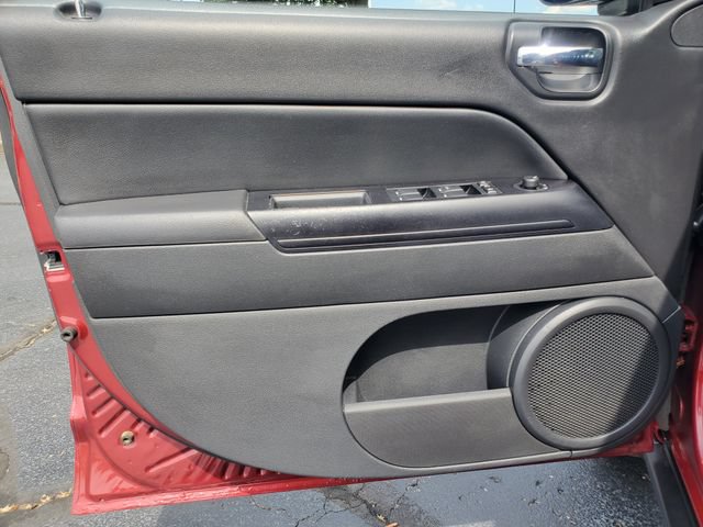 Used 2013 Jeep Compass Latitude FWD image 9