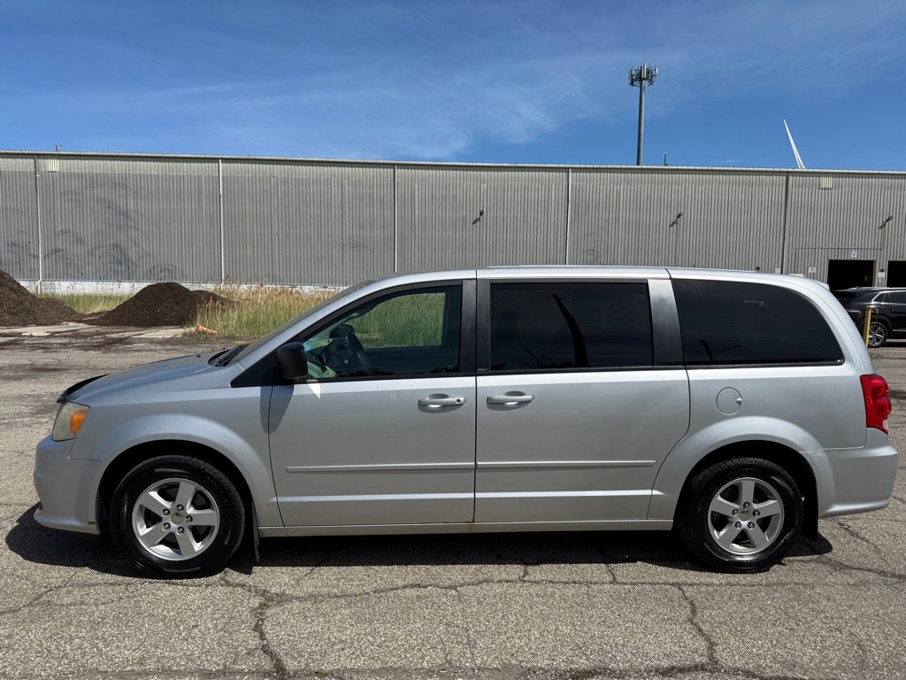 Used 2011 Dodge Grand Caravan Express FWD image 2