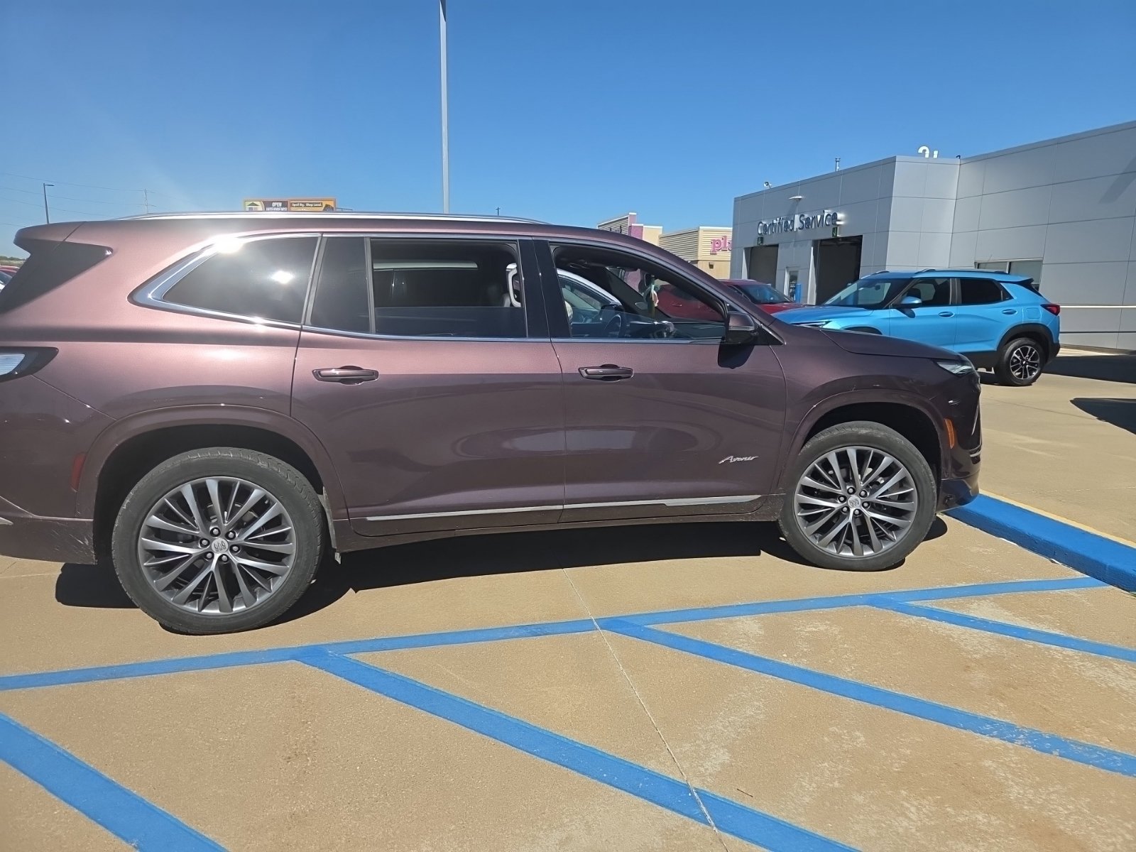 Used 2025 Buick Enclave Avenir FWD image 1