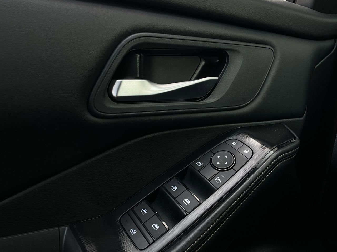 Used 2025 Nissan Rogue SV image 21