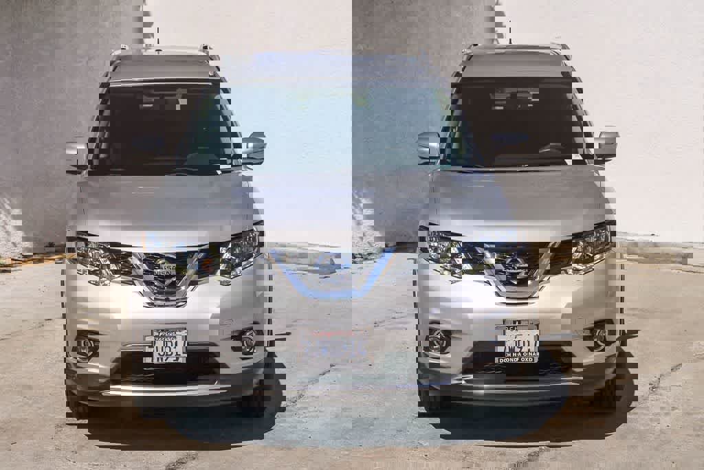 Used 2015 Nissan Rogue SV w/ SV Family Package FWD image 2