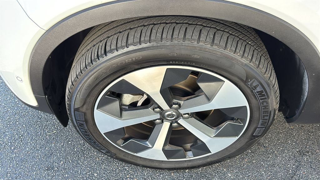 Certified 2026 Volvo XC40 B5 Plus AWD/4WD image 33