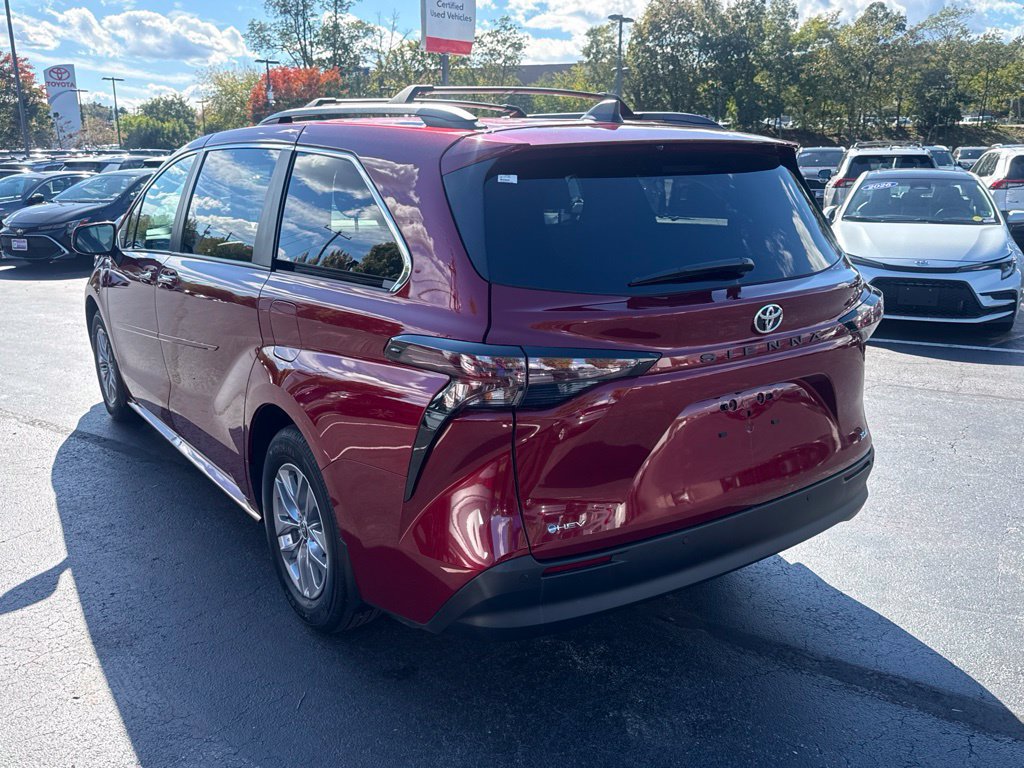 Certified 2026 Toyota Sienna XLE FWD image 5