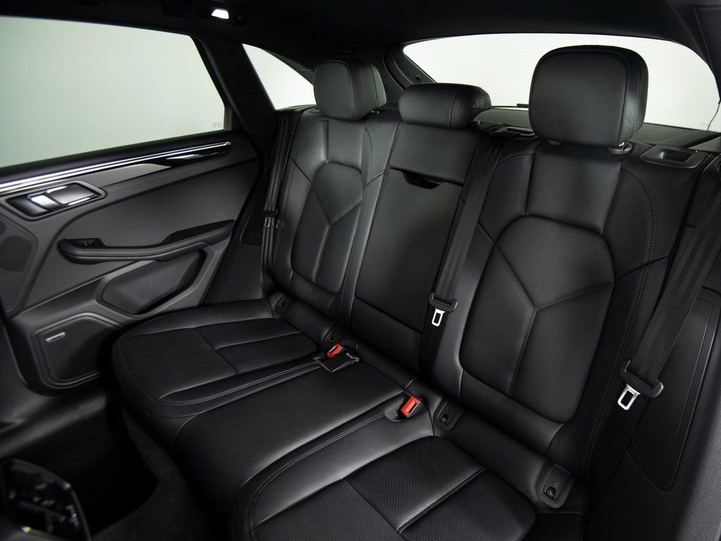 Certified 2025 Porsche Macan image 35
