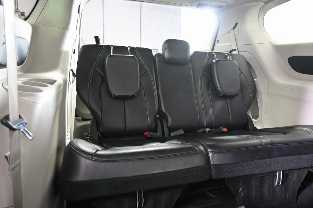 Used 2024 Chrysler Pacifica Touring-L image 17