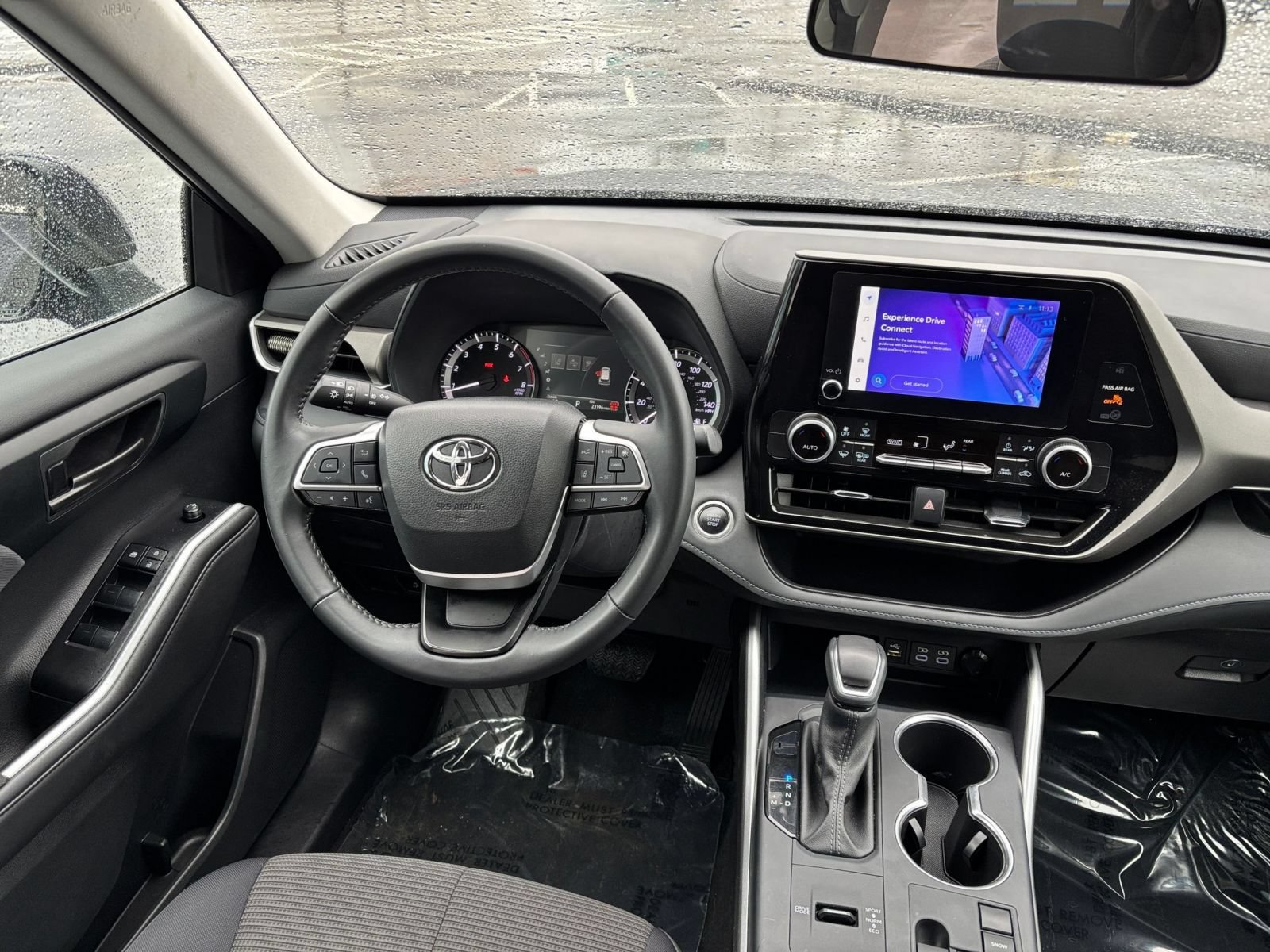 Used 2025 Toyota Highlander LE FWD image 32