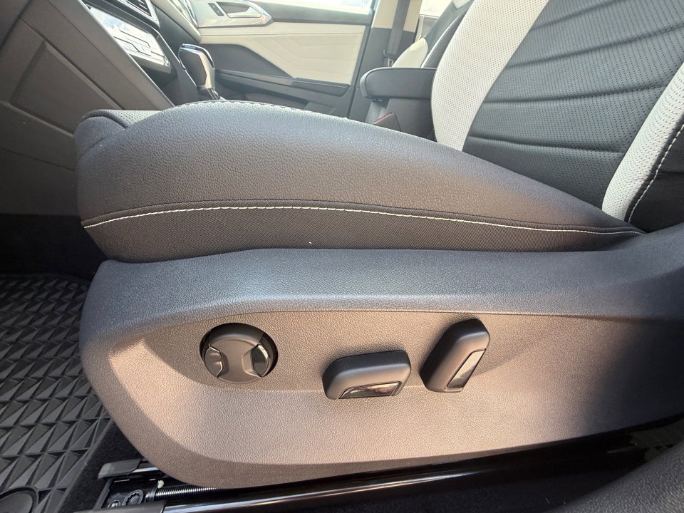 New 2025 Volkswagen Taos SEL image 30