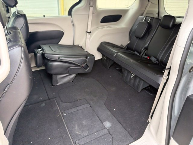 Used 2024 Chrysler Pacifica Touring-L FWD image 16