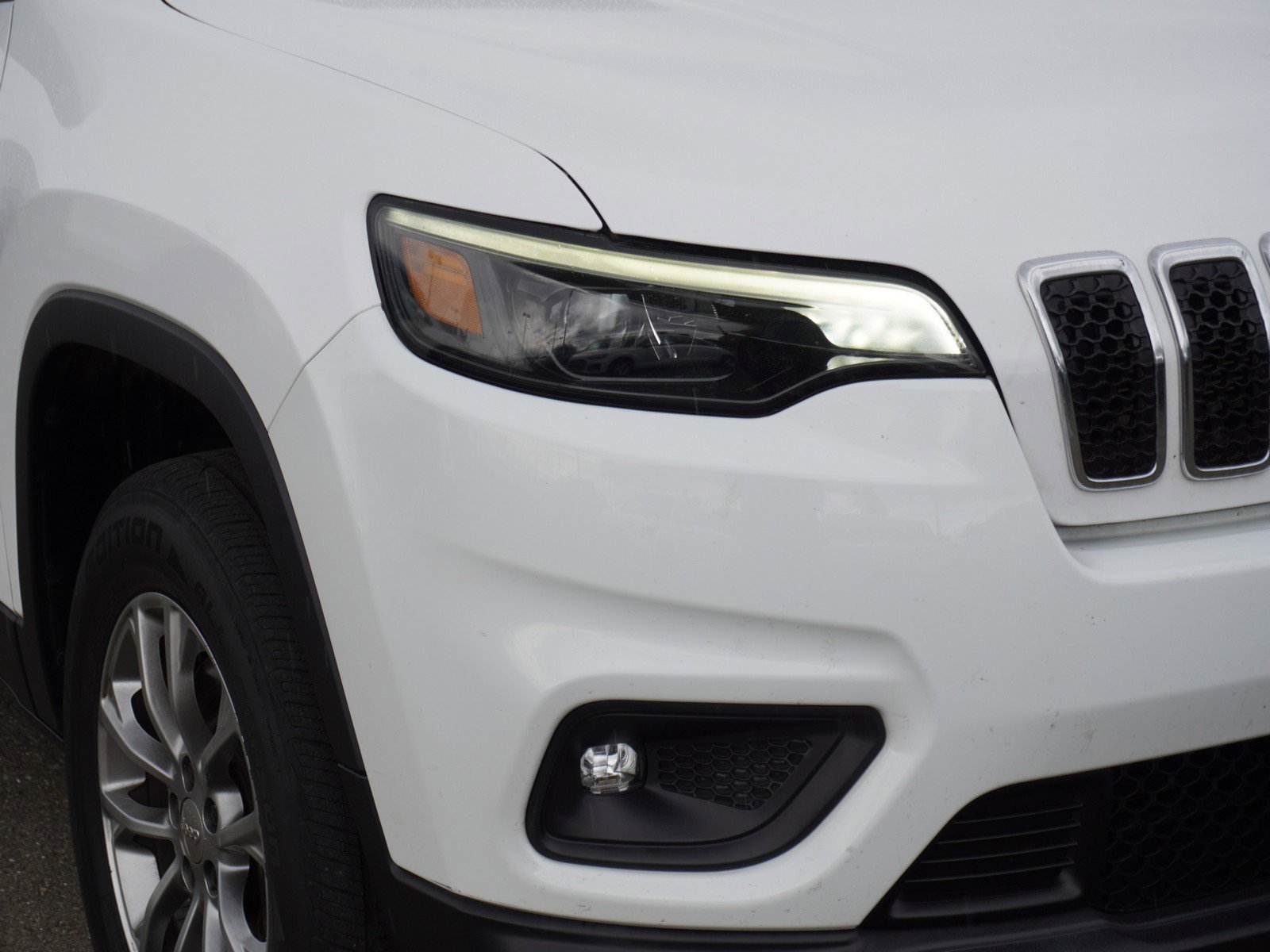 Used 2019 Jeep Cherokee Latitude Plus w/ Comfort/Convenience Group AWD/4WD image 3