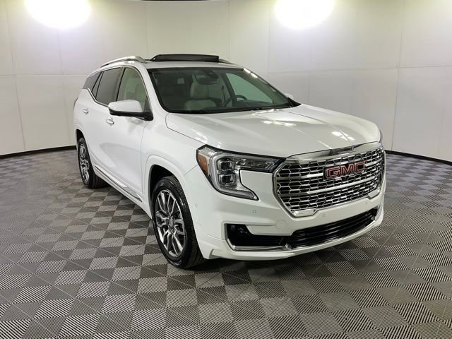 Used 2024 GMC Terrain Denali w/ Denali Premium Package image 3