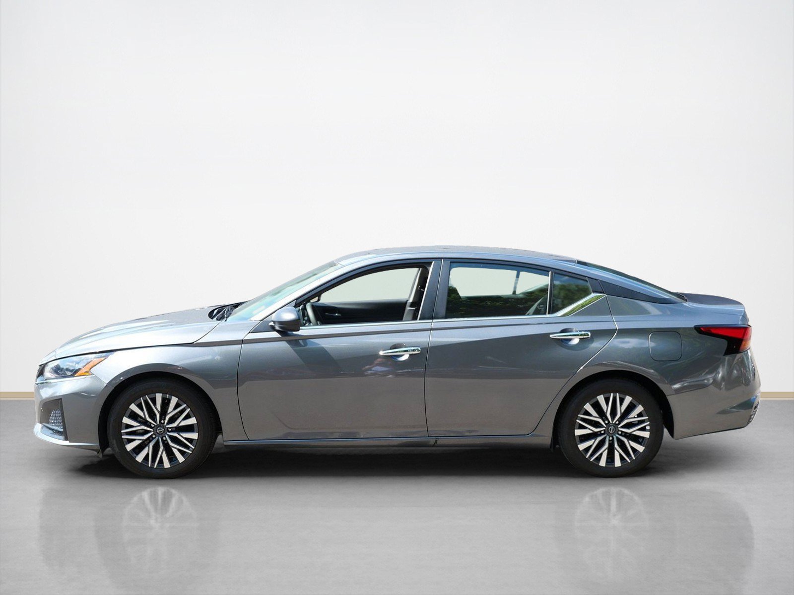 Certified 2025 Nissan Altima 2.5 SV FWD image 2