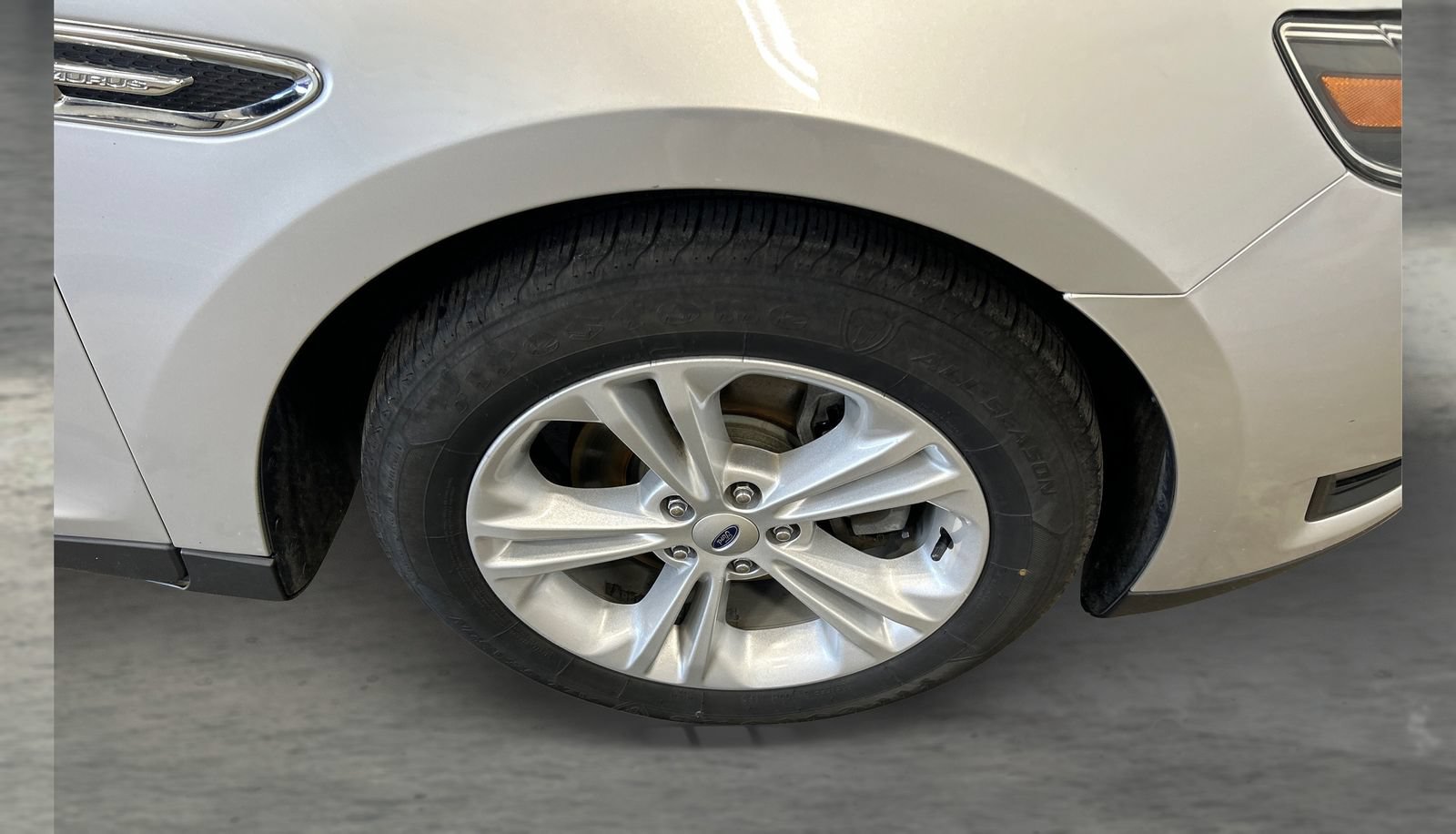 Used 2016 Ford Taurus SEL FWD image 21