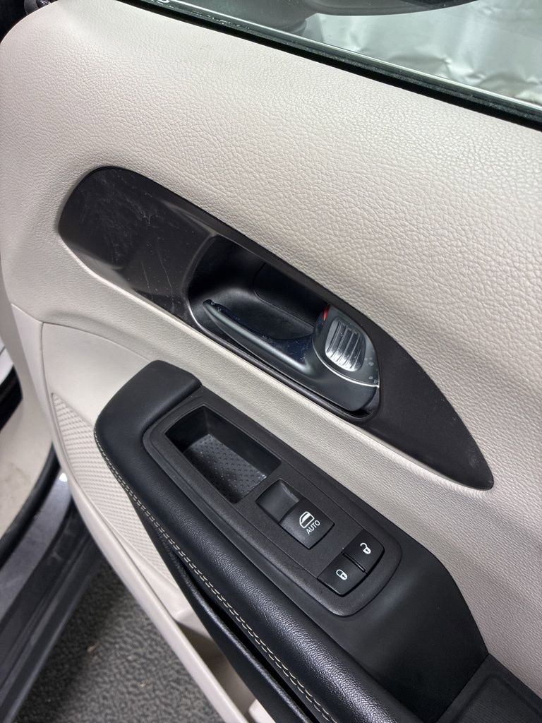 Used 2023 Chrysler Pacifica Touring-L image 21