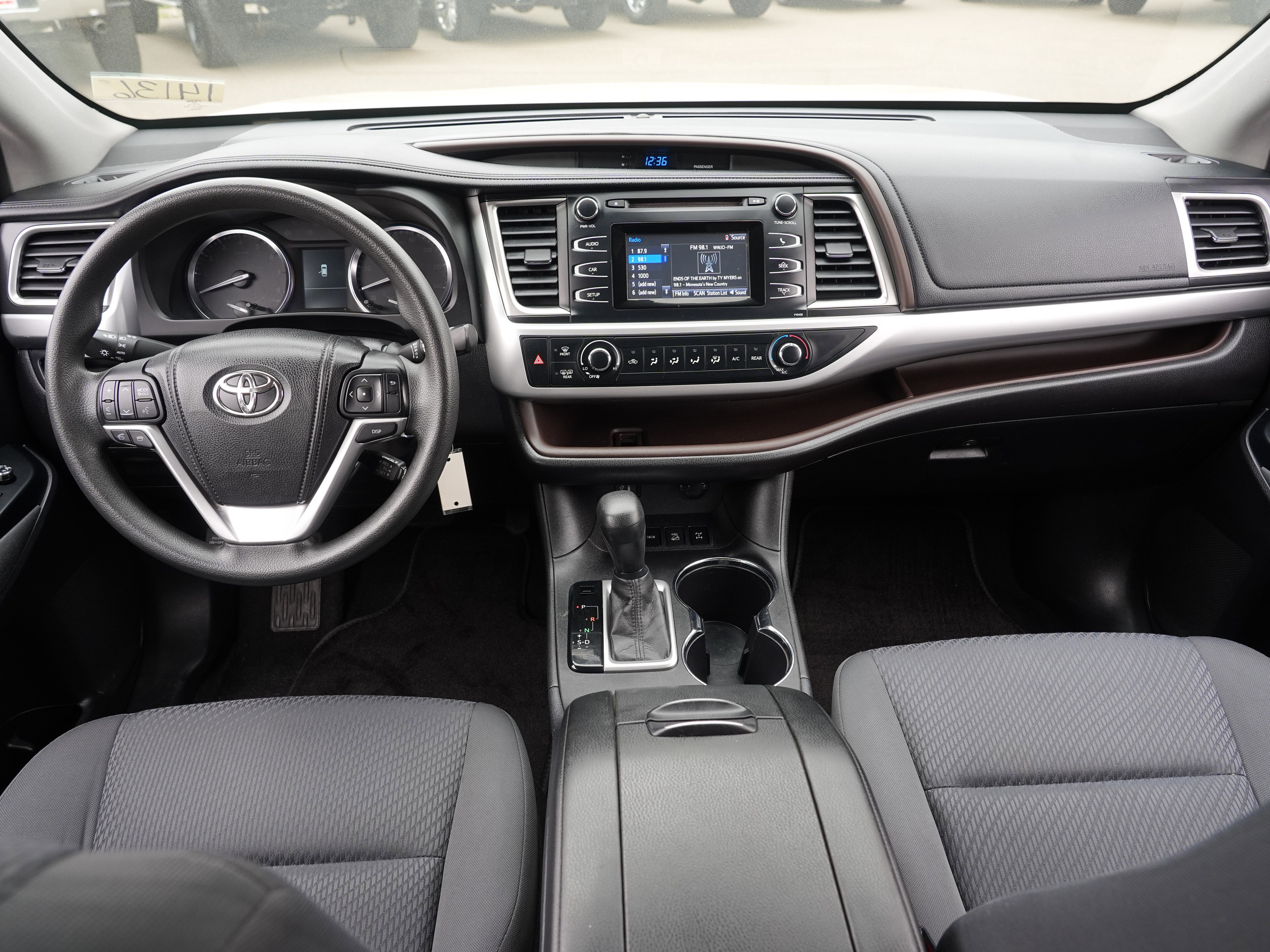 Used 2015 Toyota Highlander LE AWD/4WD image 25