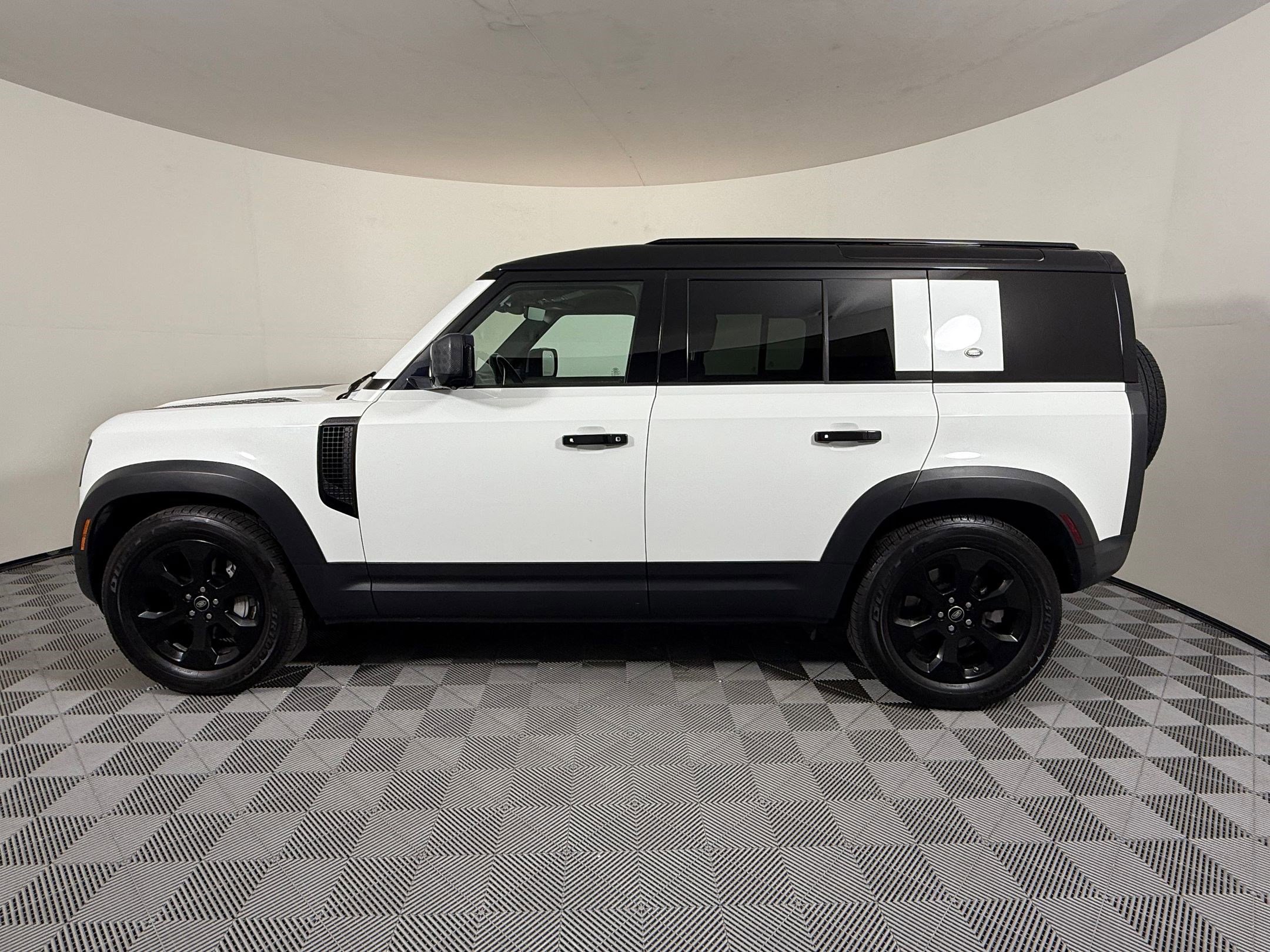 Used 2020 Land Rover Defender 110 HSE image 2