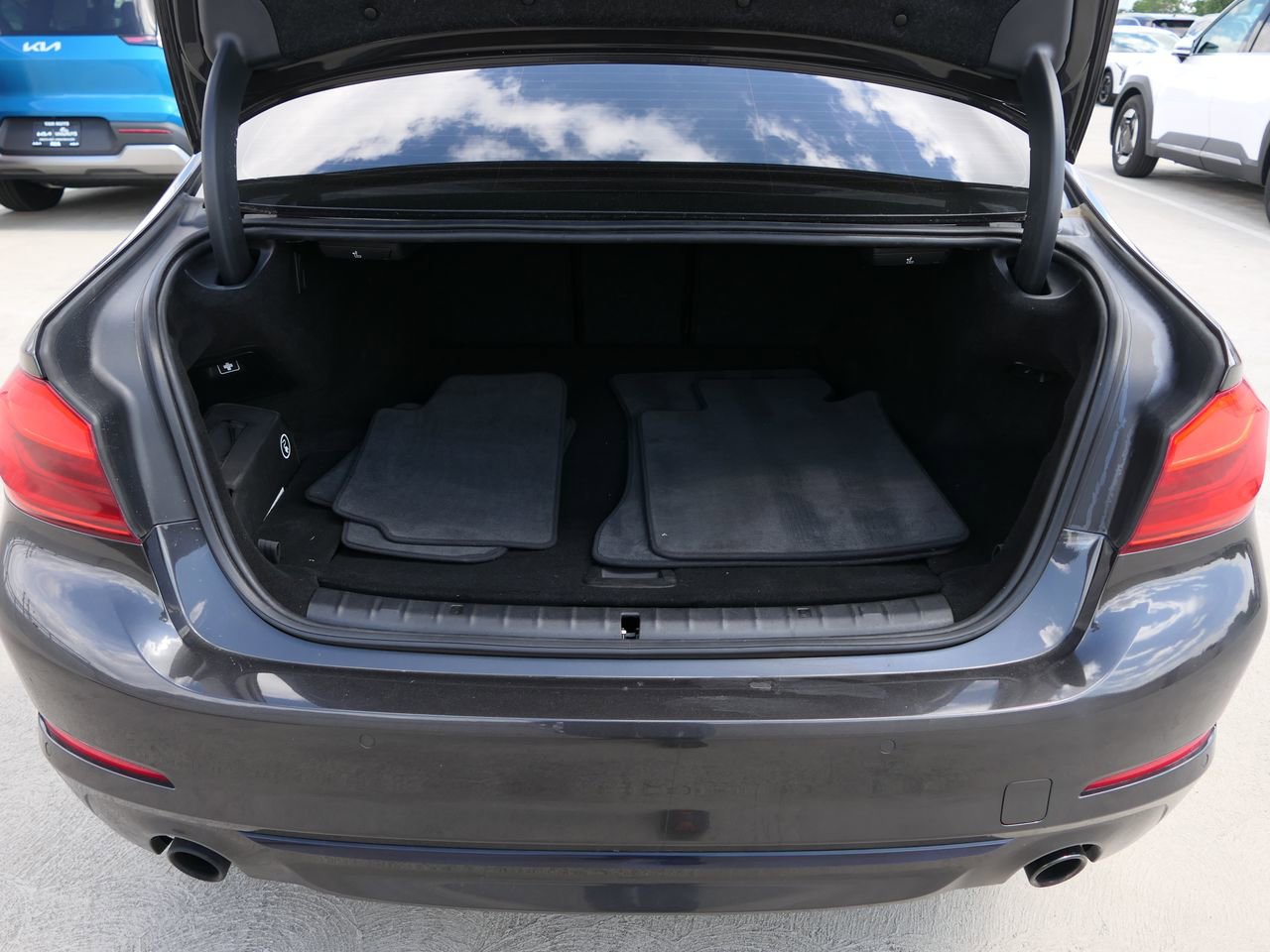 Used 2020 BMW 530e w/ Convenience Package image 26