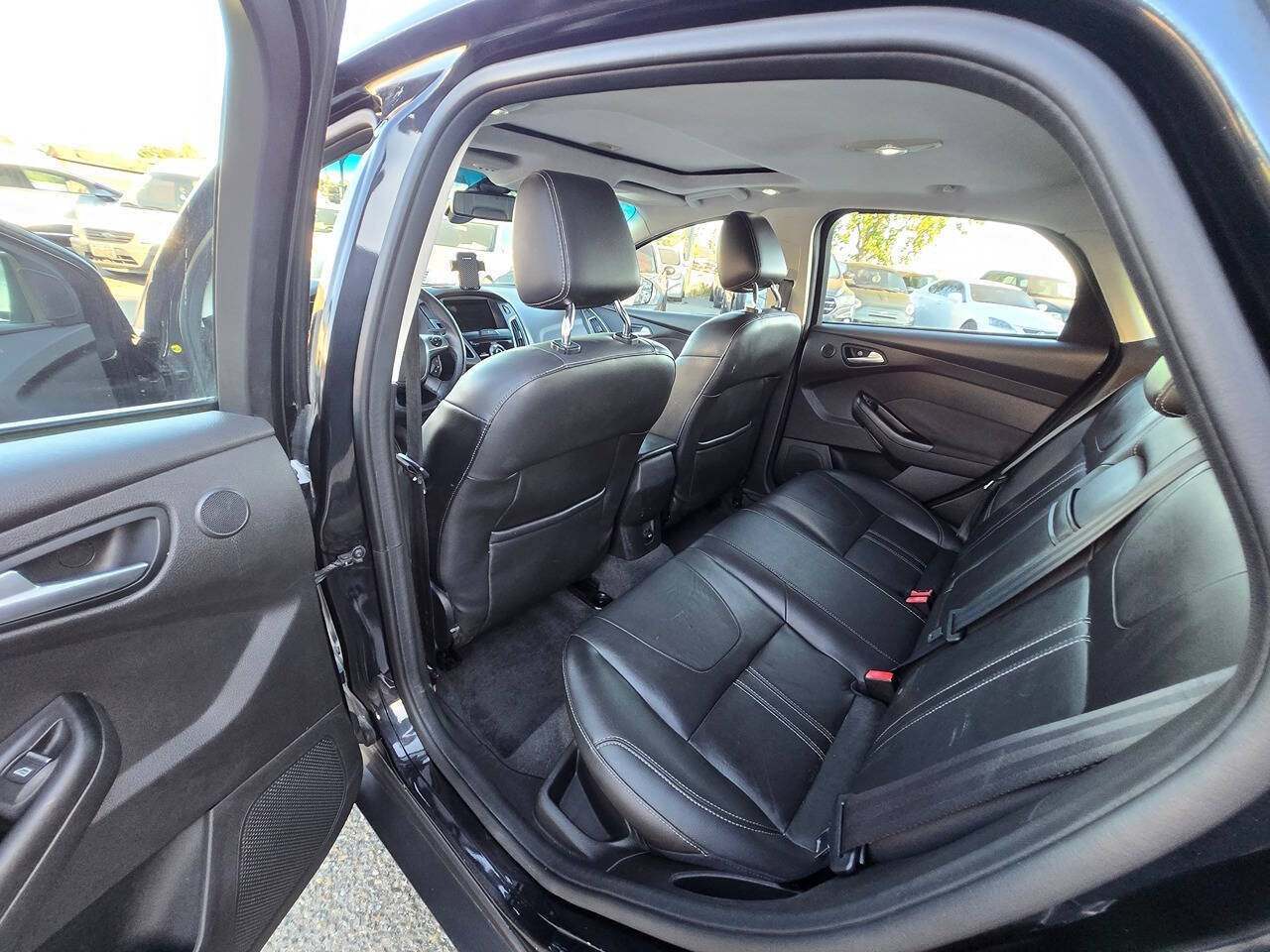Used 2012 Ford Focus Titanium FWD image 25