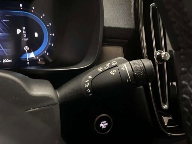Used 2025 Volvo XC40 B5 Plus image 34