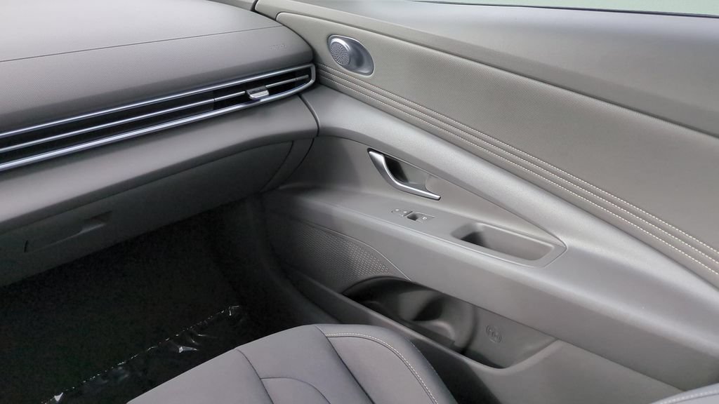 Used 2025 Hyundai Elantra SEL FWD image 12