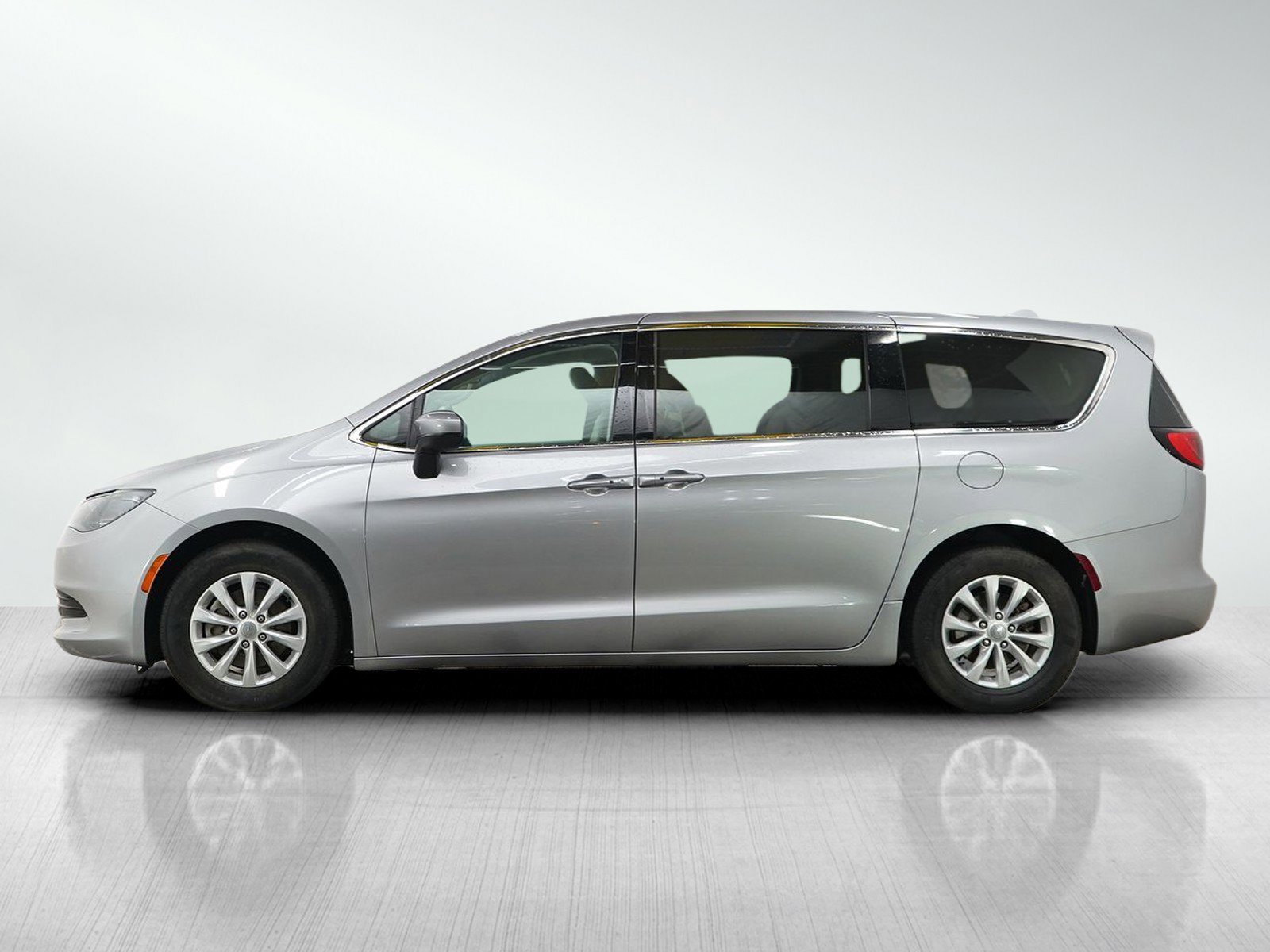 Used 2017 Chrysler Pacifica Touring w/ Tire & Wheel Group FWD image 2