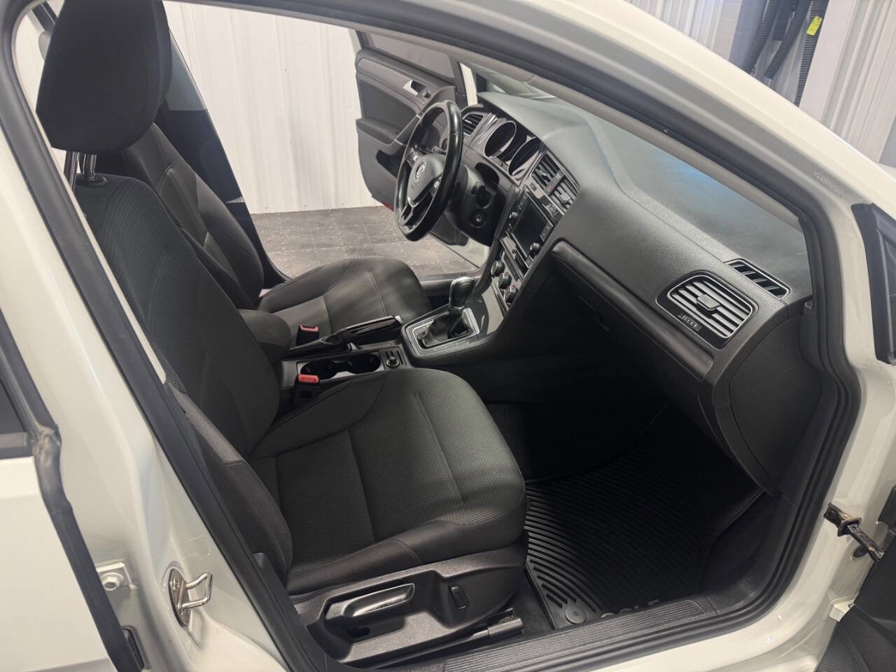 Used 2018 Volkswagen Golf S image 16