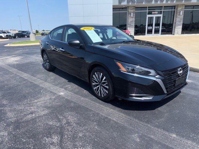 Used 2025 Nissan Altima 2.5 SV FWD image 3