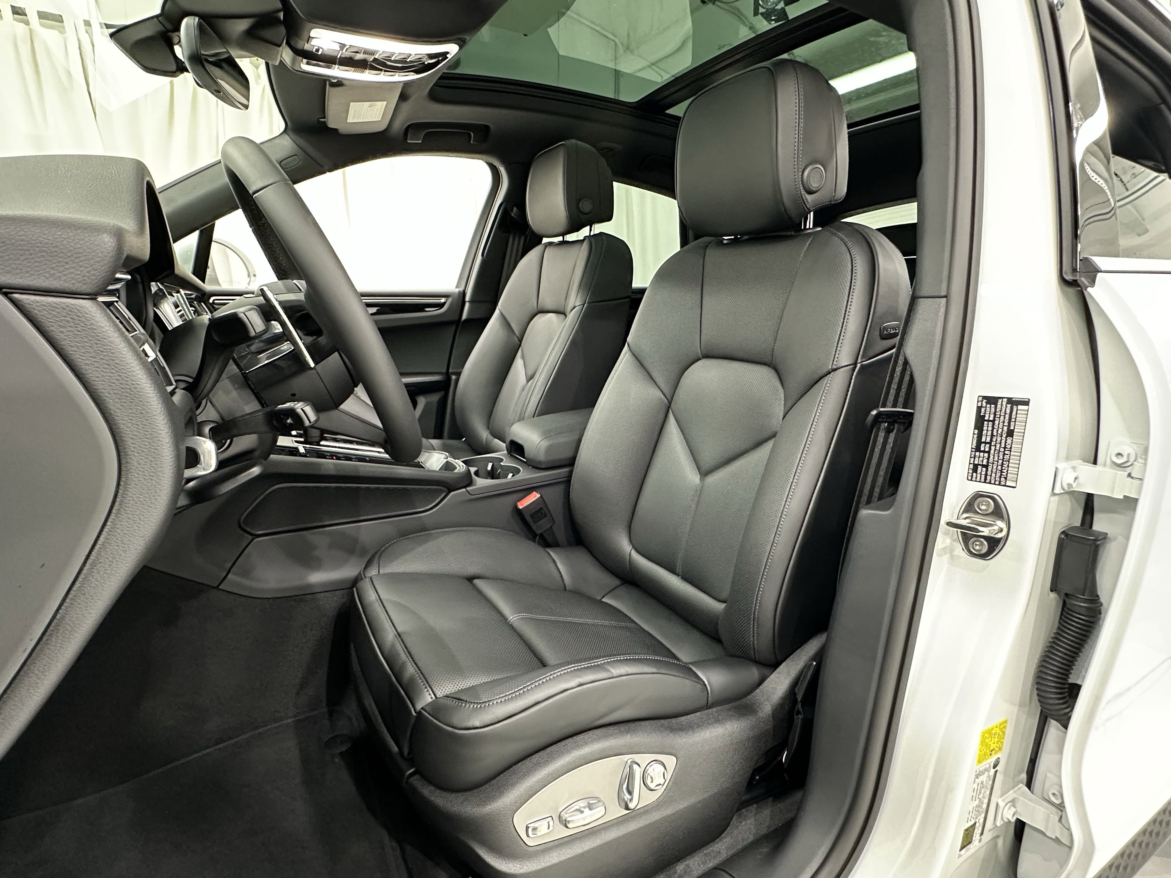 Certified 2025 Porsche Macan image 31