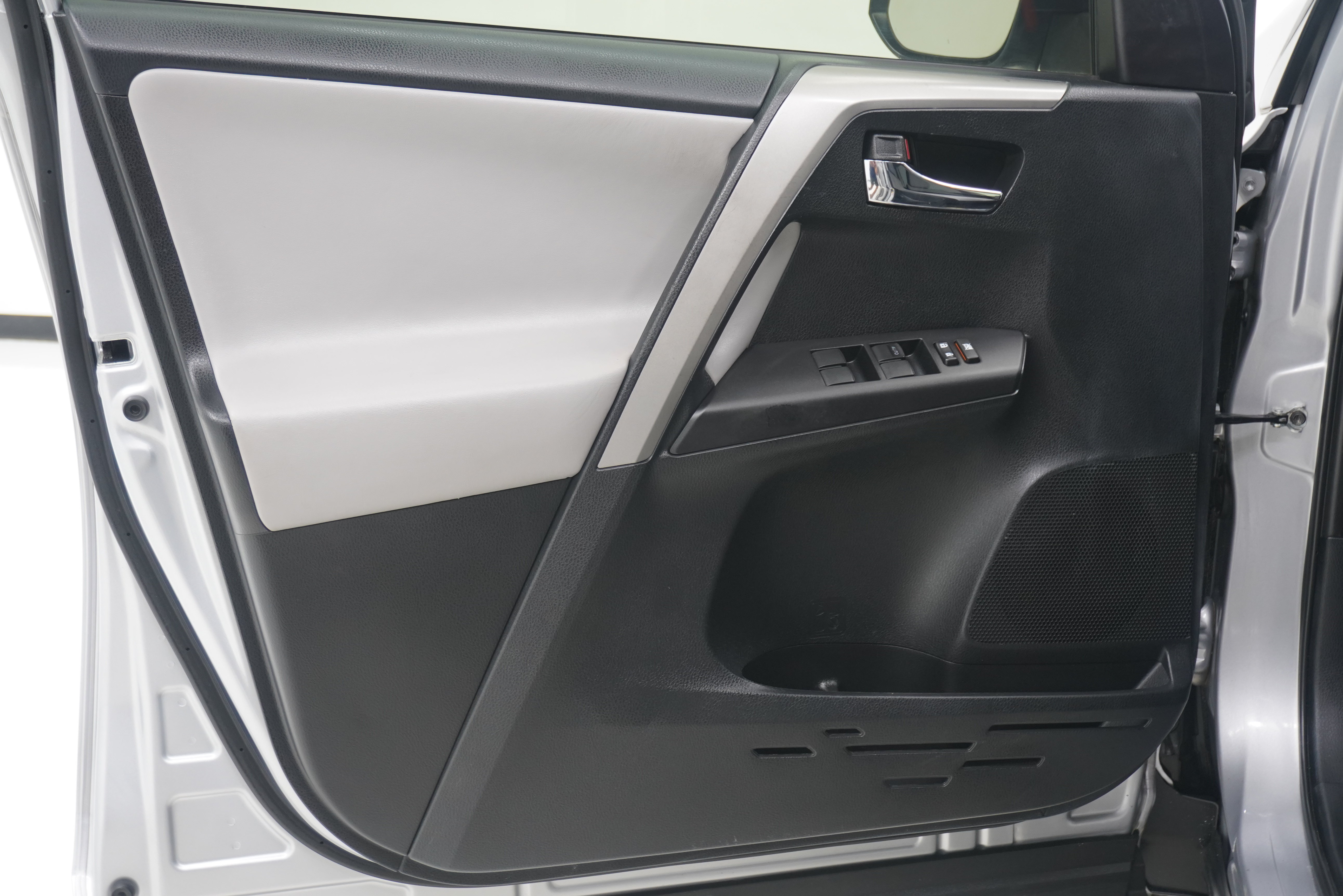 Used 2017 Toyota RAV4 XLE w/ Plus Special Value Package FWD image 14