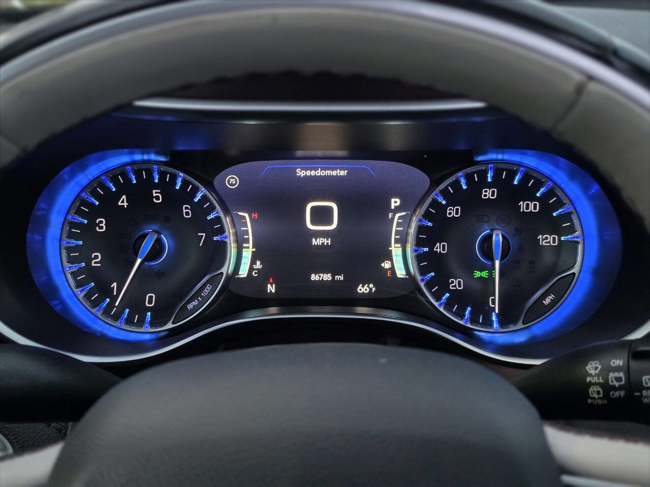 Used 2017 Chrysler Pacifica Limited w/ UConnect Theater Package FWD image 9