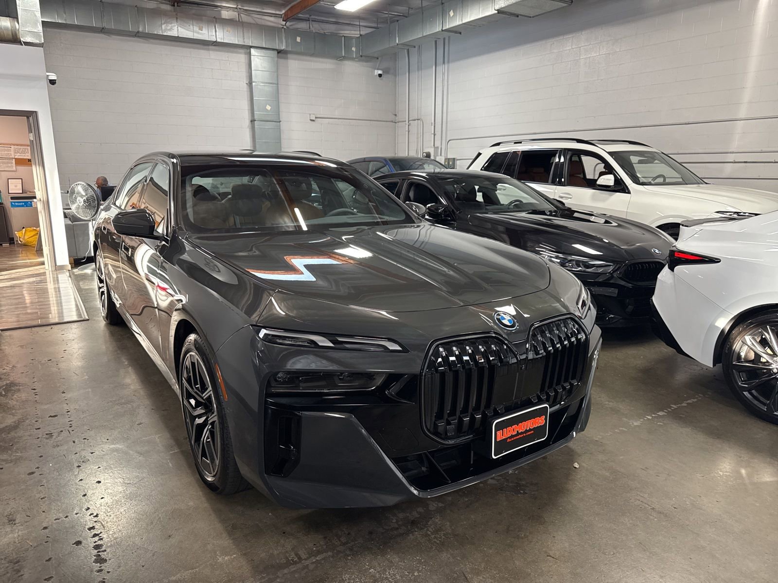 Used 2025 BMW i7 xDrive60 image 3