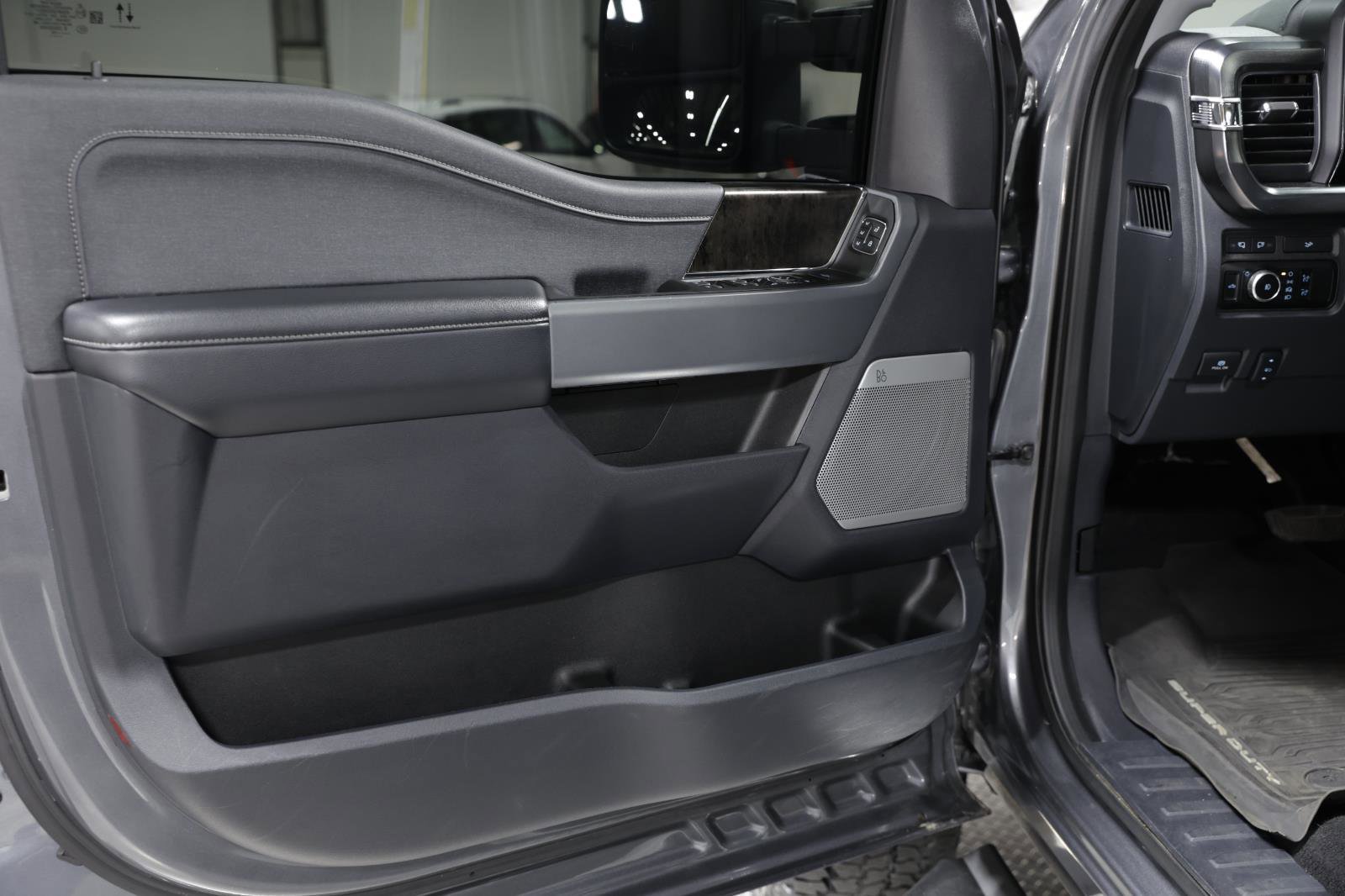 Used 2024 Ford F350 Lariat w/ Chrome Package image 20