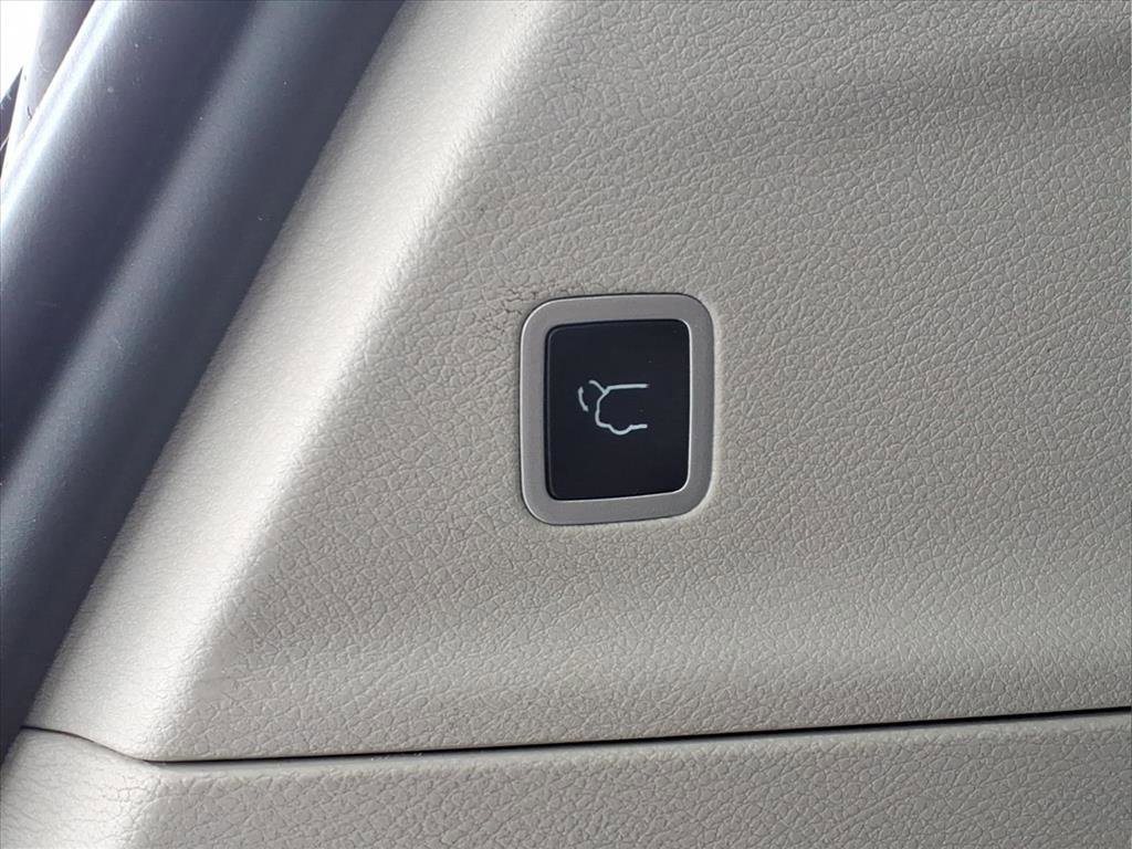 Used 2024 Chrysler Pacifica Touring-L image 11