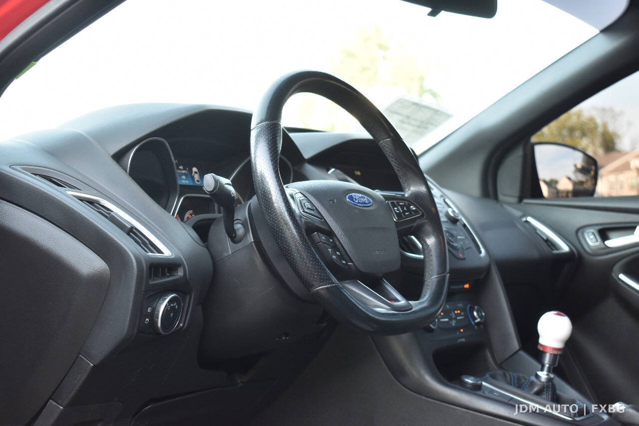 Used 2017 Ford Focus ST FWD image 18
