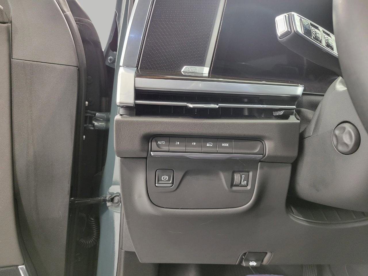 Used 2025 Cadillac Escalade Luxury w/ LPO, Floor Liner Package AWD/4WD image 11