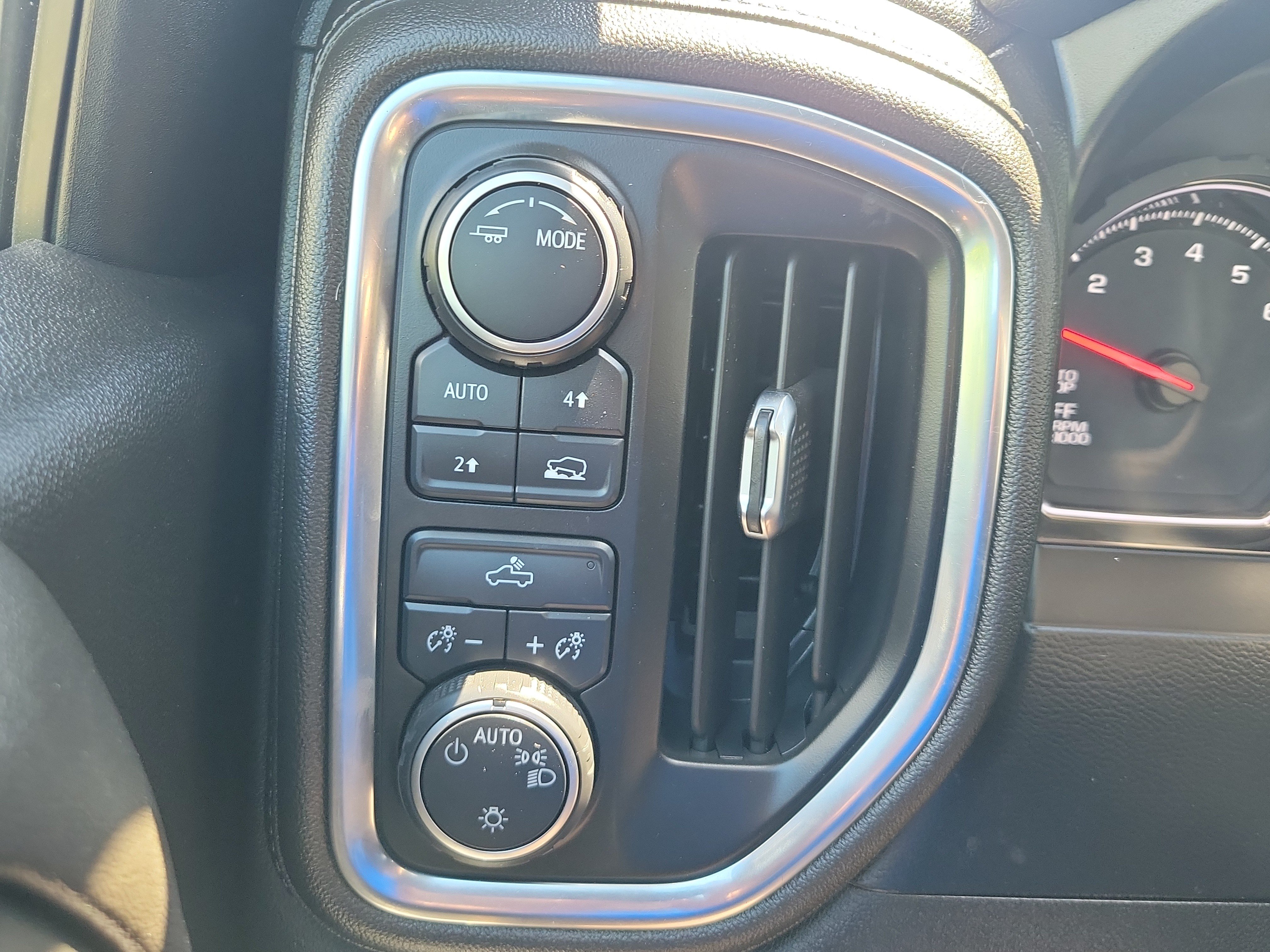 Used 2021 Chevrolet Silverado 1500 LT AWD/4WD image 30