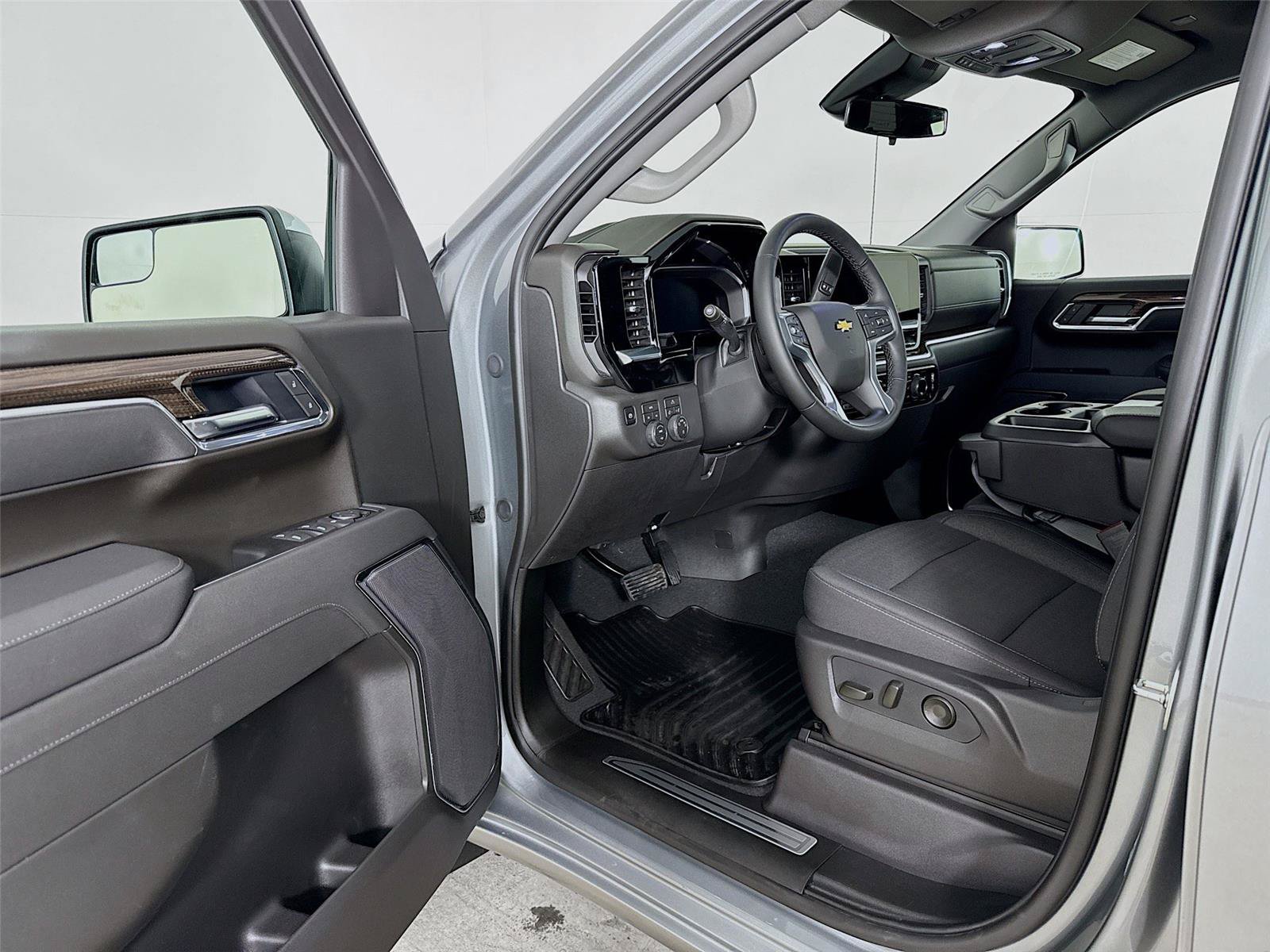 Used 2026 Chevrolet Silverado 1500 LT AWD/4WD image 3