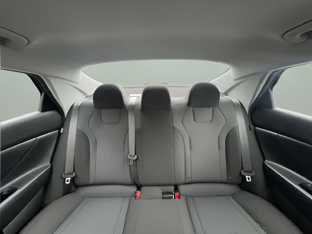 Used 2024 Hyundai Elantra SE FWD image 17
