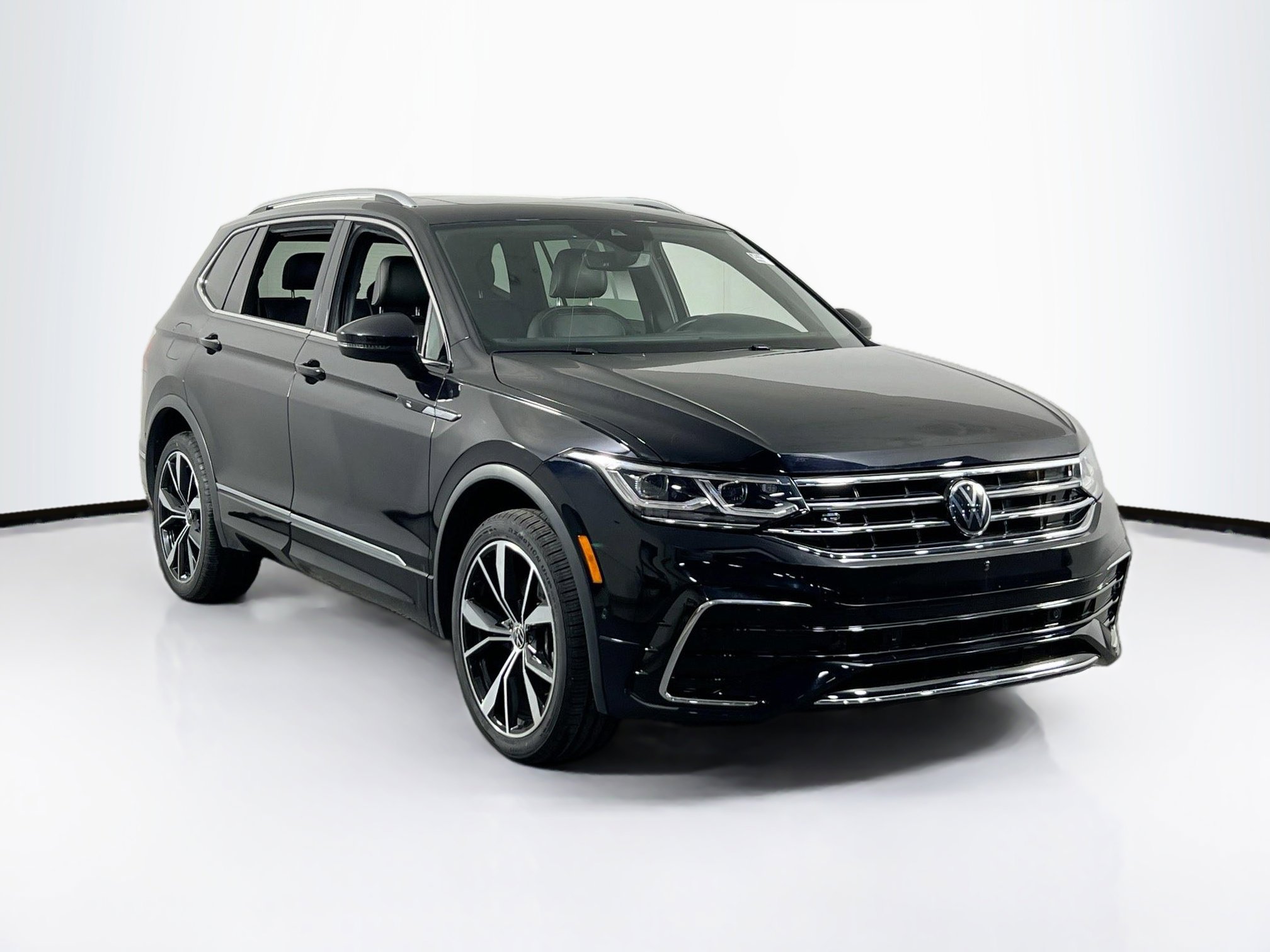 Used 2022 Volkswagen Tiguan SEL R-Line AWD/4WD image 3