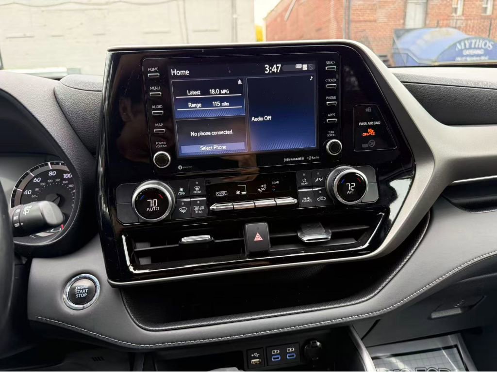 Used 2022 Toyota Highlander LE image 17