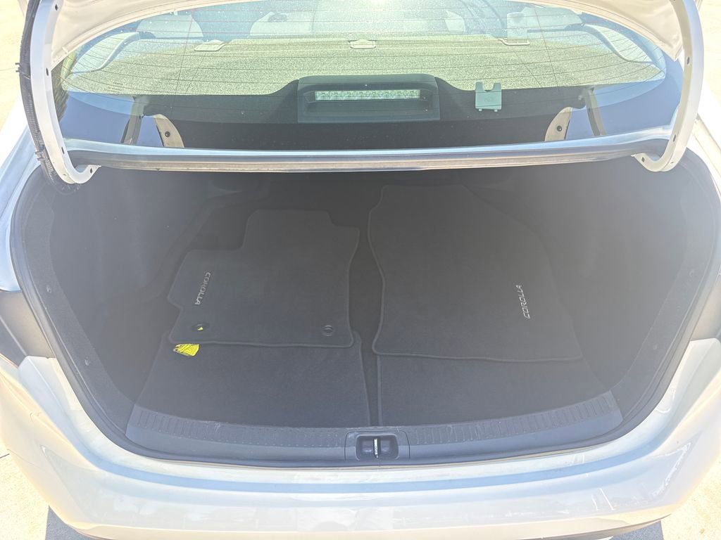 Used 2022 Toyota Corolla LE FWD image 32